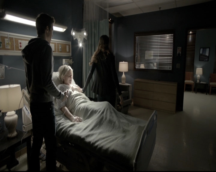 VampireDiariesWorld-dot-nl_6x12PrayerForTheDying1353.jpg