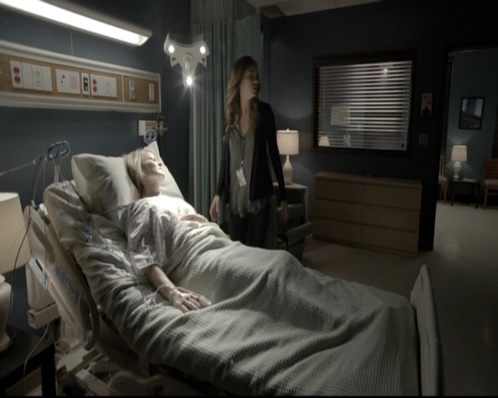 VampireDiariesWorld-dot-nl_6x12PrayerForTheDying1361.jpg