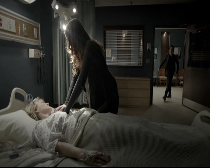 VampireDiariesWorld-dot-nl_6x12PrayerForTheDying1670.jpg