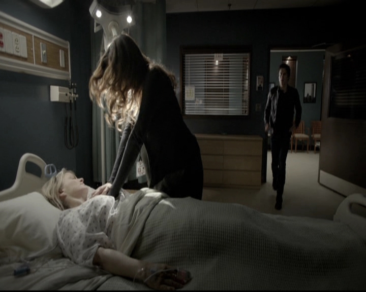 VampireDiariesWorld-dot-nl_6x12PrayerForTheDying1671.jpg