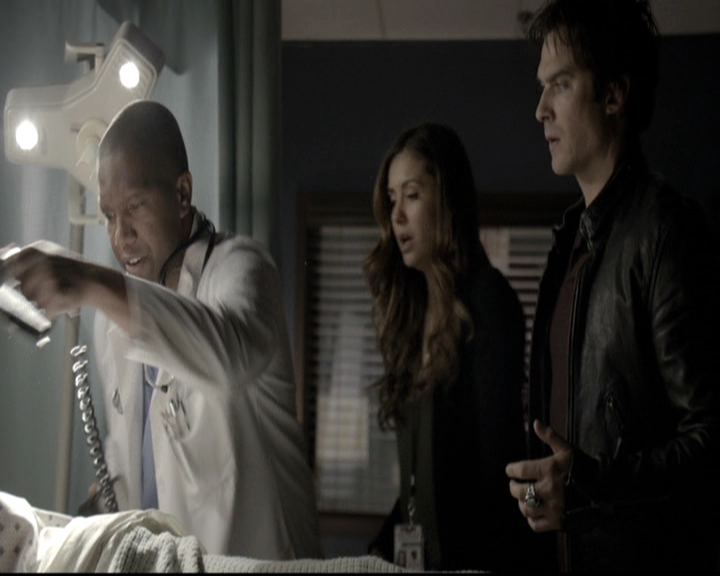 VampireDiariesWorld-dot-nl_6x12PrayerForTheDying1742.jpg