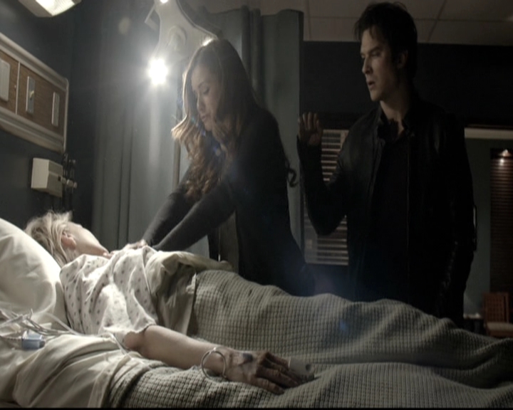 VampireDiariesWorld-dot-nl_6x12PrayerForTheDying1804.jpg