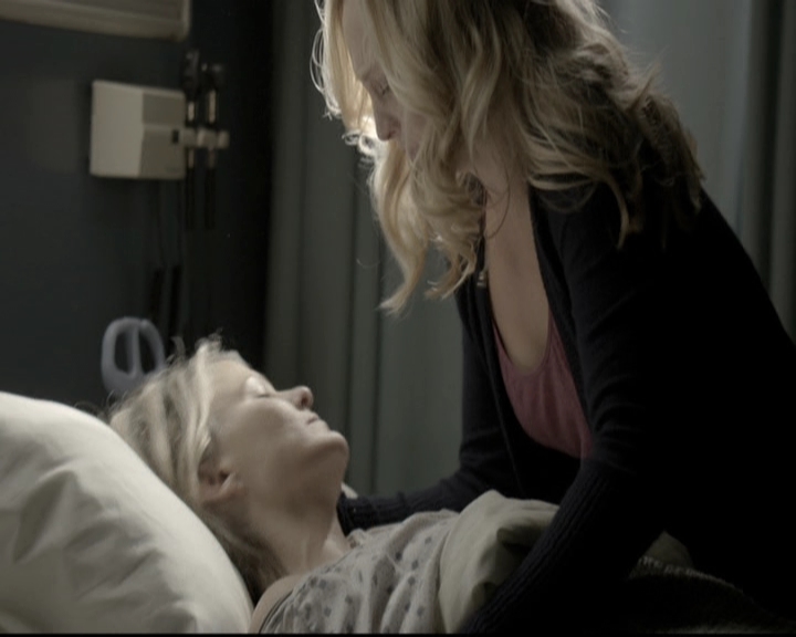 VampireDiariesWorld-dot-nl_6x12PrayerForTheDying1814.jpg