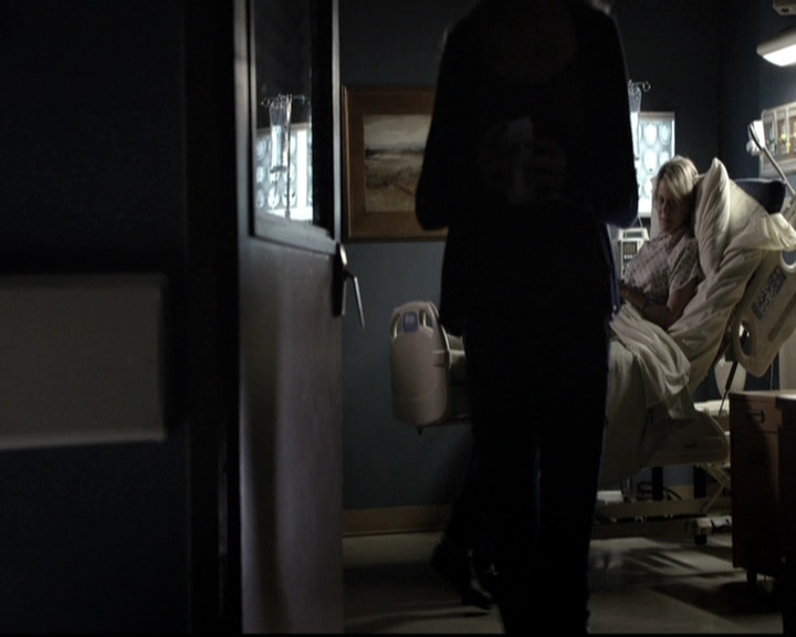 VampireDiariesWorld-dot-nl_6x12PrayerForTheDying2054.jpg