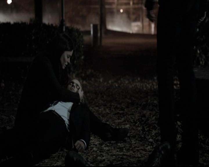 VampireDiariesWorld-dot-nl_6x12PrayerForTheDying2115.jpg