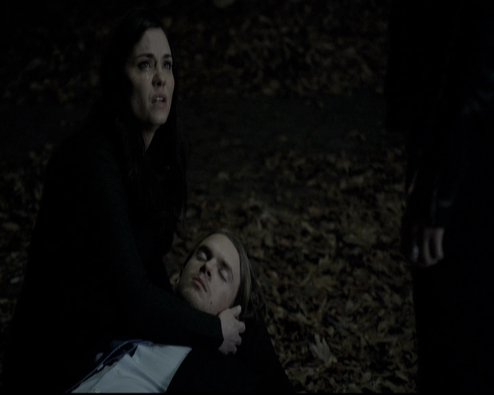 VampireDiariesWorld-dot-nl_6x12PrayerForTheDying2131.jpg