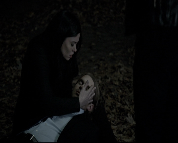 VampireDiariesWorld-dot-nl_6x12PrayerForTheDying2141.jpg