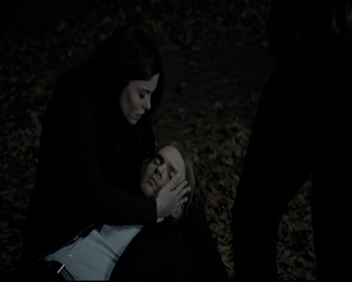 VampireDiariesWorld-dot-nl_6x12PrayerForTheDying2142.jpg