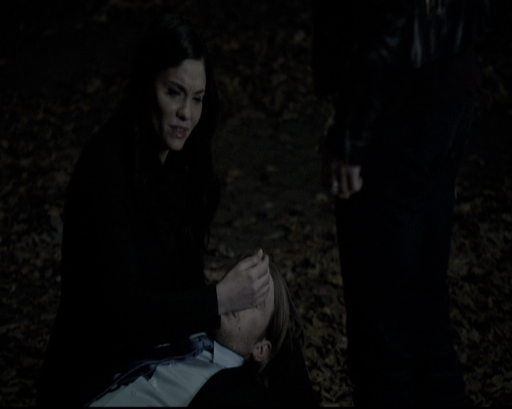 VampireDiariesWorld-dot-nl_6x12PrayerForTheDying2156.jpg