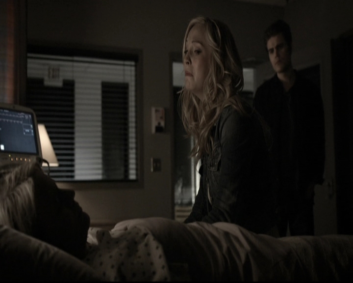 VampireDiariesWorld-dot-nl_6x14Stay1964.jpg