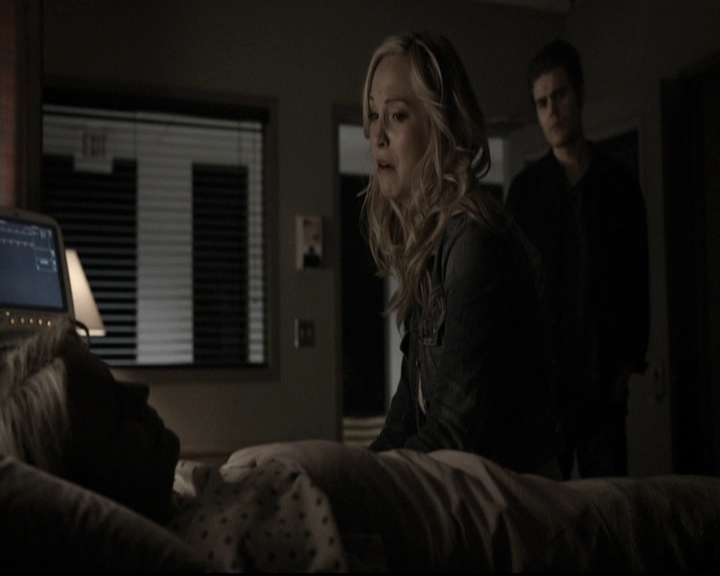 VampireDiariesWorld-dot-nl_6x14Stay1965.jpg