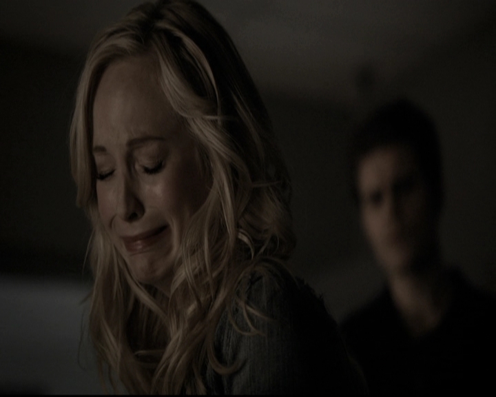 VampireDiariesWorld-dot-nl_6x14Stay1977.jpg