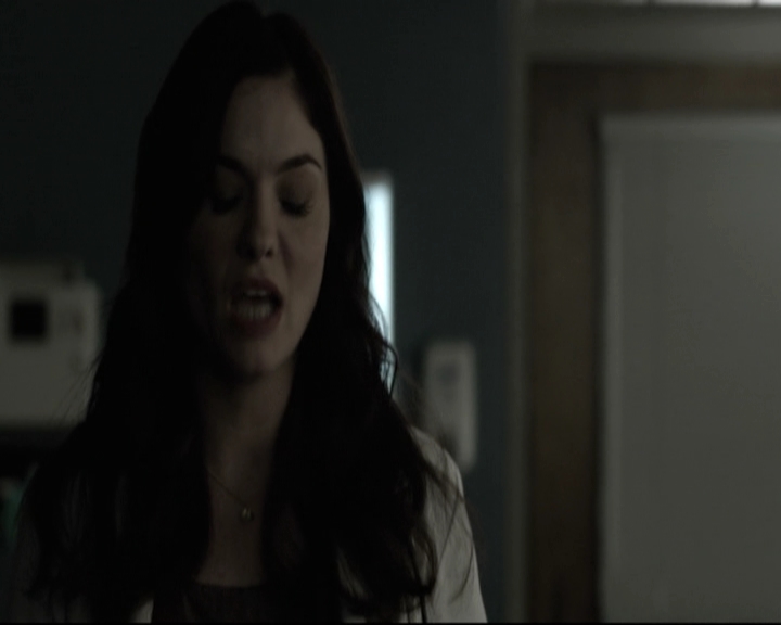 VampireDiariesWorld-dot-nl_6x15LetHerGo-deletedscenes0206.jpg