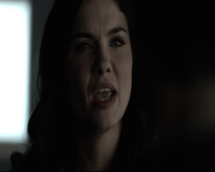 VampireDiariesWorld-dot-nl_6x15LetHerGo-deletedscenes0227.jpg