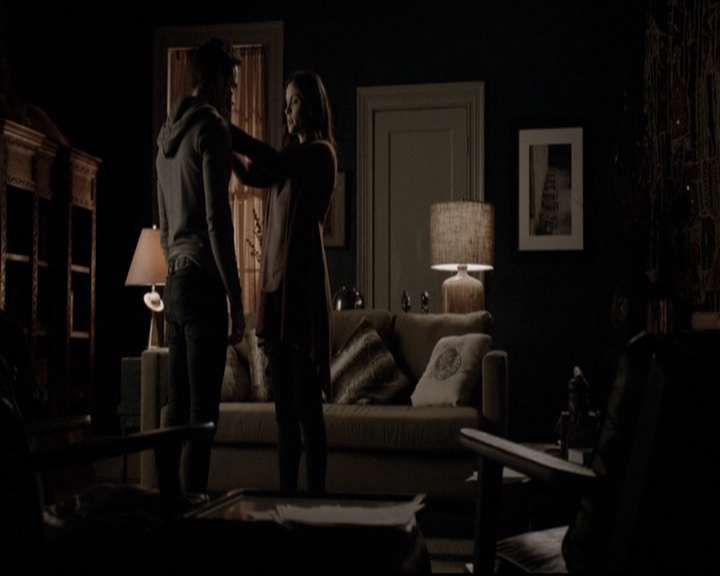 VampireDiariesWorld-dot-nl_6x15LetHerGo1605.jpg