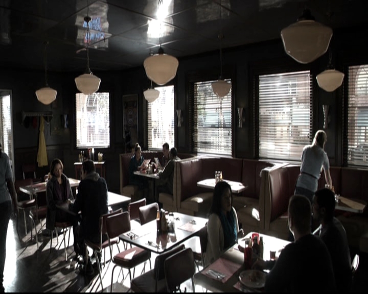 VampireDiariesWorld-dot-nl_6x17ABirdInAGildedCage0441.jpg