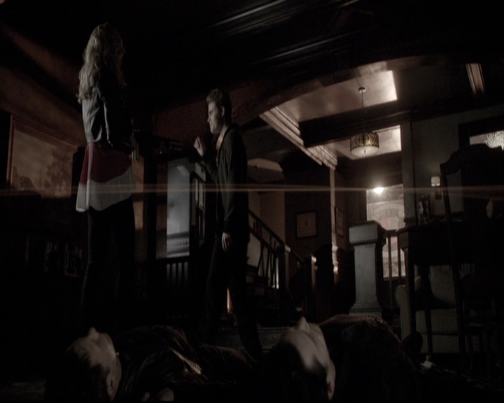 VampireDiariesWorld-dot-nl_6x17ABirdInAGildedCage1580.jpg