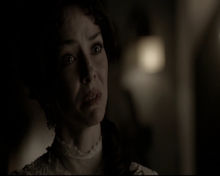 VampireDiariesWorld-dot-nl_6x17ABirdInAGildedCage1943.jpg