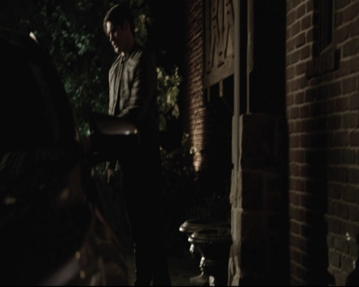 VampireDiariesWorld-dot-nl_6x22ImThinkingOfYouAllTheWhile-deletedscenes0079.jpg