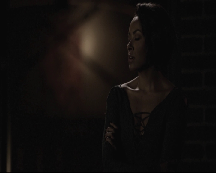 VampireDiariesWorld-dot-nl_6x22ImThinkingOfYouAllTheWhile-deletedscenes0081.jpg