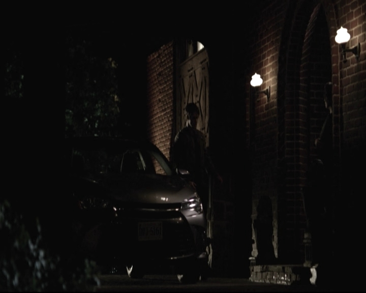 VampireDiariesWorld-dot-nl_6x22ImThinkingOfYouAllTheWhile-deletedscenes0082.jpg