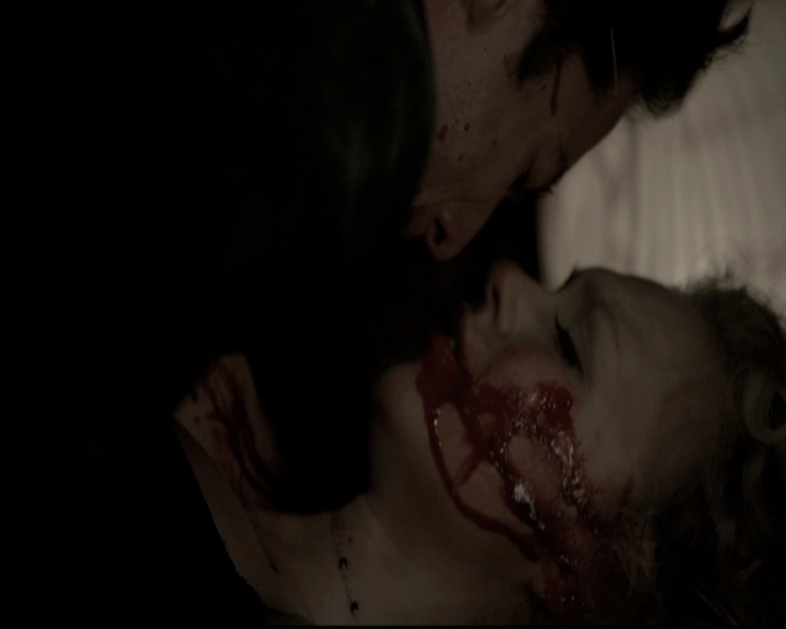 VampireDiariesWorld-dot-nl_6x22ImThinkingOfYouAllTheWhile0405.jpg