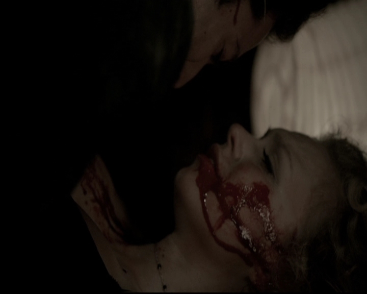 VampireDiariesWorld-dot-nl_6x22ImThinkingOfYouAllTheWhile0406.jpg