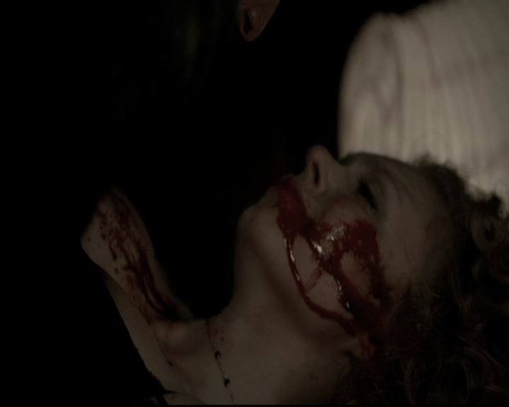 VampireDiariesWorld-dot-nl_6x22ImThinkingOfYouAllTheWhile0407.jpg