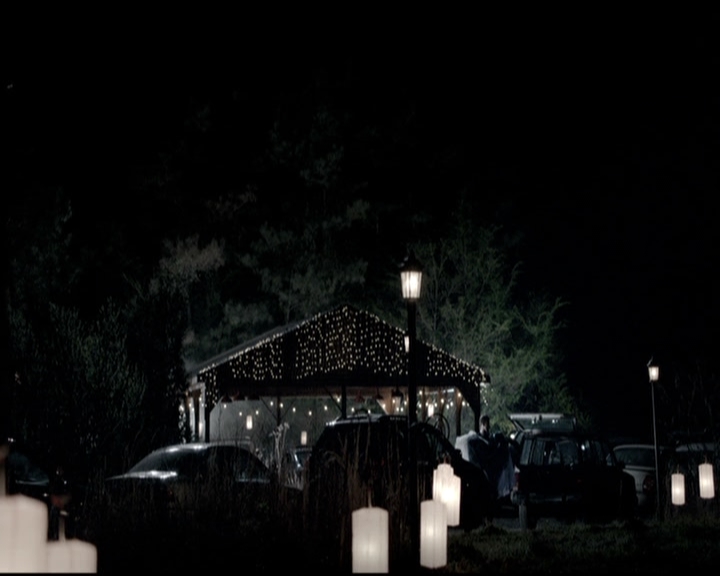 VampireDiariesWorld-dot-nl_6x22ImThinkingOfYouAllTheWhile0604.jpg