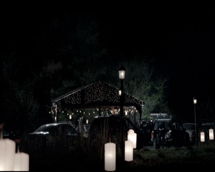 VampireDiariesWorld-dot-nl_6x22ImThinkingOfYouAllTheWhile0610.jpg