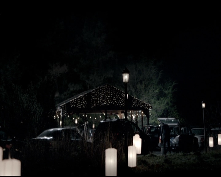 VampireDiariesWorld-dot-nl_6x22ImThinkingOfYouAllTheWhile0611.jpg