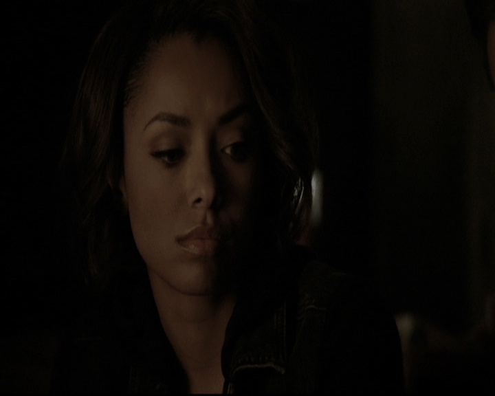 VampireDiariesWorld-dot-nl_6x22ImThinkingOfYouAllTheWhile0806.jpg