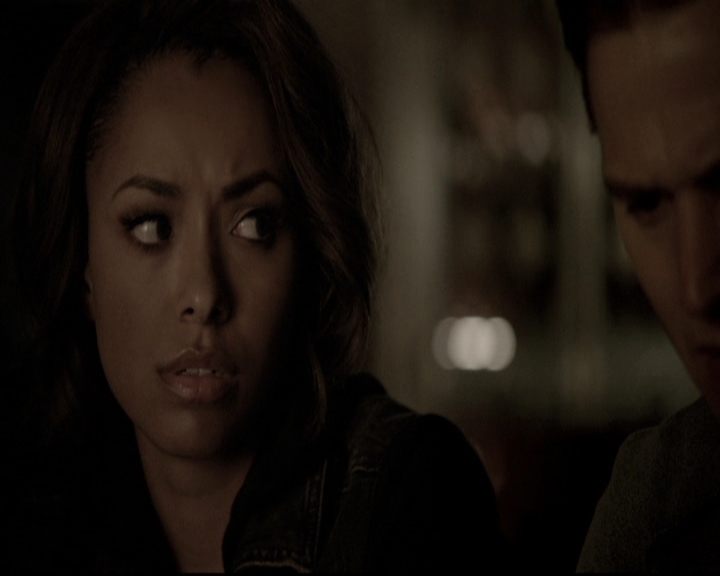 VampireDiariesWorld-dot-nl_6x22ImThinkingOfYouAllTheWhile0812.jpg