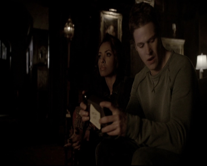 VampireDiariesWorld-dot-nl_6x22ImThinkingOfYouAllTheWhile0910.jpg