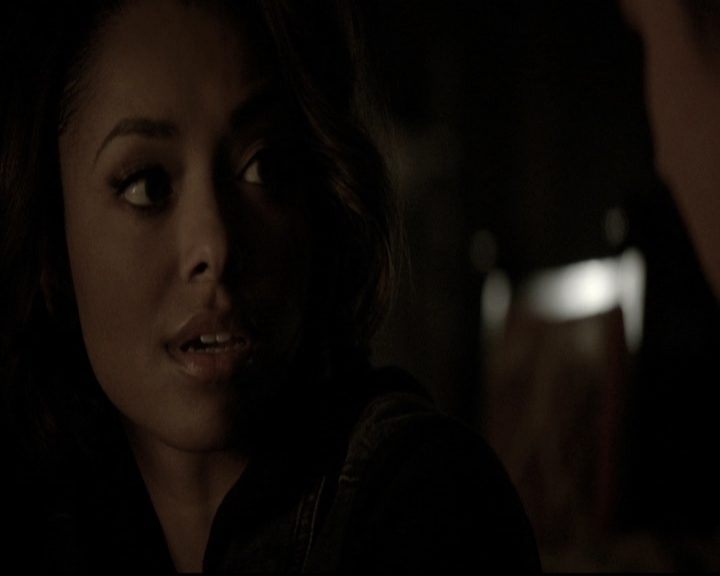 VampireDiariesWorld-dot-nl_6x22ImThinkingOfYouAllTheWhile0916.jpg