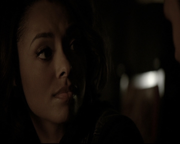 VampireDiariesWorld-dot-nl_6x22ImThinkingOfYouAllTheWhile0920.jpg