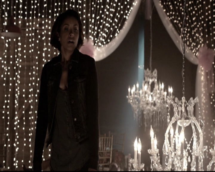 VampireDiariesWorld-dot-nl_6x22ImThinkingOfYouAllTheWhile1204.jpg