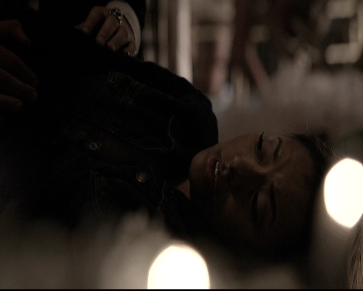 VampireDiariesWorld-dot-nl_6x22ImThinkingOfYouAllTheWhile1314.jpg