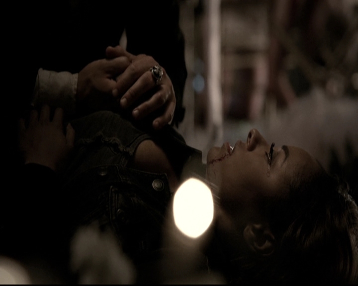 VampireDiariesWorld-dot-nl_6x22ImThinkingOfYouAllTheWhile1342.jpg