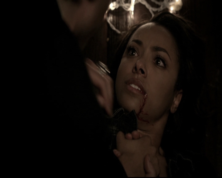 VampireDiariesWorld-dot-nl_6x22ImThinkingOfYouAllTheWhile1366.jpg