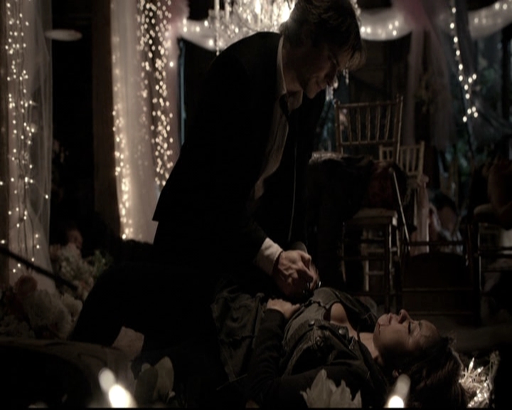 VampireDiariesWorld-dot-nl_6x22ImThinkingOfYouAllTheWhile1371.jpg