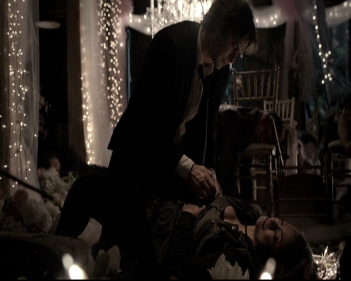 VampireDiariesWorld-dot-nl_6x22ImThinkingOfYouAllTheWhile1372.jpg