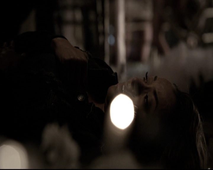 VampireDiariesWorld-dot-nl_6x22ImThinkingOfYouAllTheWhile1391.jpg