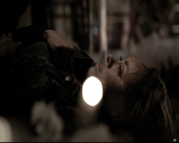 VampireDiariesWorld-dot-nl_6x22ImThinkingOfYouAllTheWhile1392.jpg