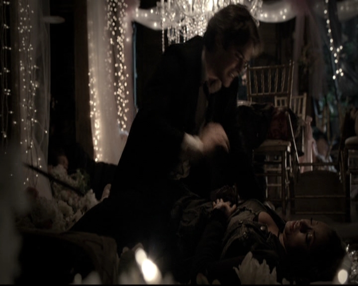 VampireDiariesWorld-dot-nl_6x22ImThinkingOfYouAllTheWhile1413.jpg