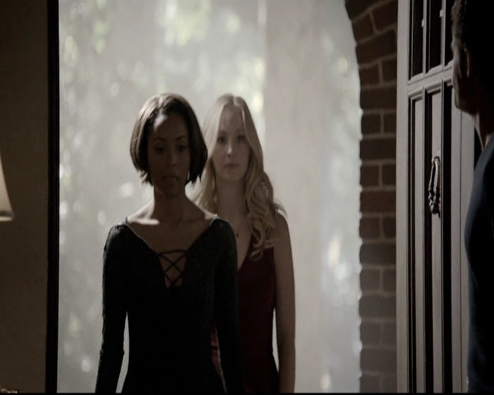 VampireDiariesWorld-dot-nl_6x22ImThinkingOfYouAllTheWhile1434.jpg