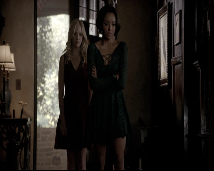 VampireDiariesWorld-dot-nl_6x22ImThinkingOfYouAllTheWhile1437.jpg