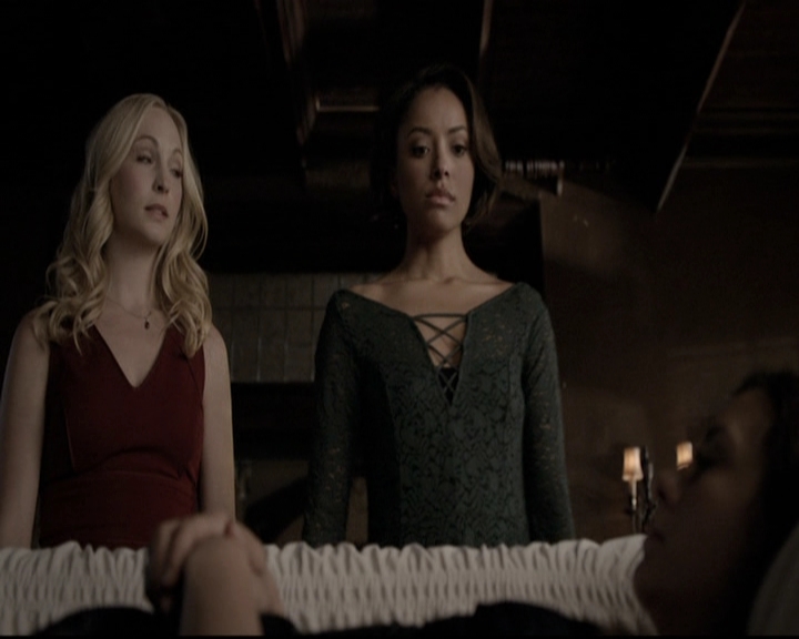 VampireDiariesWorld-dot-nl_6x22ImThinkingOfYouAllTheWhile1461.jpg