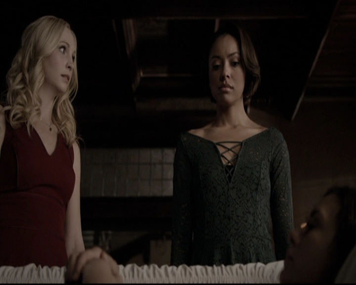 VampireDiariesWorld-dot-nl_6x22ImThinkingOfYouAllTheWhile1462.jpg