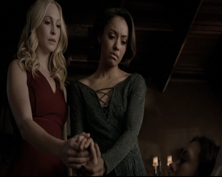 VampireDiariesWorld-dot-nl_6x22ImThinkingOfYouAllTheWhile1473.jpg